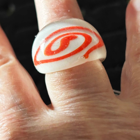 HANDBLOWN GLASS RING, LADIES SZ 8, WHITE WITH ORANGE SWIRL, UNIQUE, NEW, TAGS ON - Picture 3 of 3